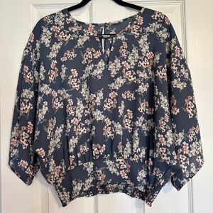 🩷 Women’s Floral Blouse- Medium